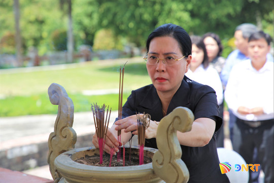Phó Trưởng ban Tổ chức Trung ương Bùi Thị Quỳnh Vân dâng hương tại Khu lưu niệm Ban Tổ chức Khu ủy Khu V