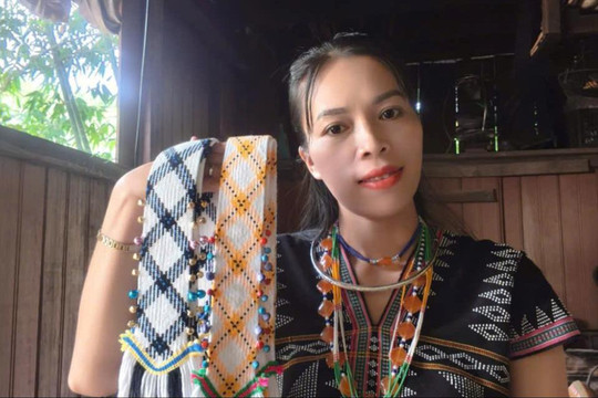 Tình yêu sắc chàm của cô giáo trẻ