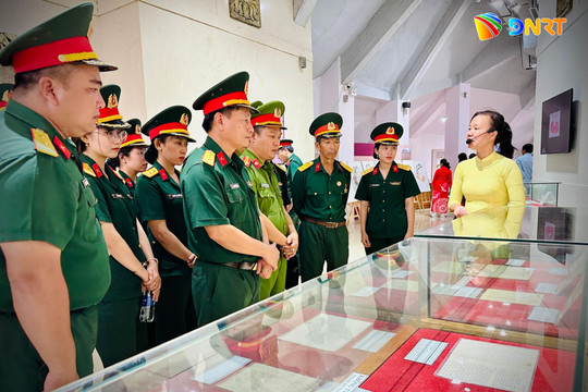 Tháng Bảy, dưới chân tượng đài...