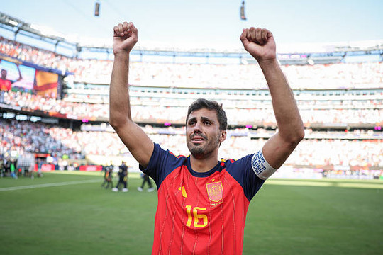 PSG thách thức Real Madrid trong cuộc đua chiêu mộ tiền vệ Rodri từ Man City