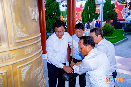 Xúc động lễ thắp nến tri ân các anh hùng liệt sĩ