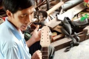 Tiếng guitar ngân rung giữa thời không