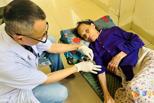 Phường Hải Châu khám sức khỏe tại nhà cho người có công cách mạng