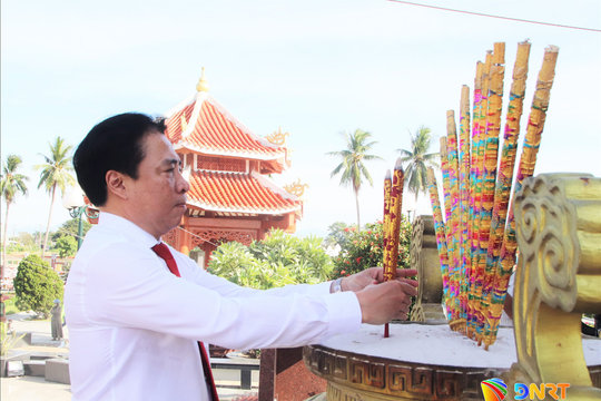 Lãnh đạo thành phố Đà Nẵng dâng hương tri ân các anh hùng liệt sĩ, các Mẹ Việt Nam anh hùng