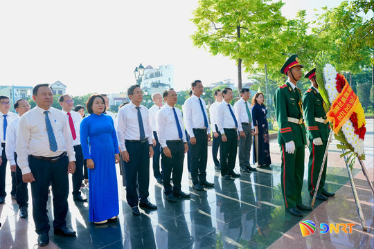 Lãnh đạo thành phố Đà Nẵng dâng hương tri ân các anh hùng liệt sĩ và nghĩa sĩ
