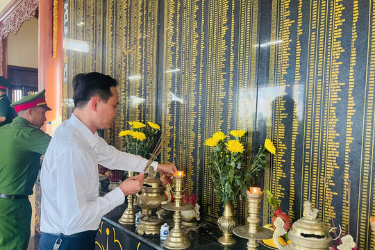 Lãnh đạo Đoàn đại biểu Quốc hội thành phố Đà Nẵng dâng hương, tặng quà người có công tại Thăng Bình