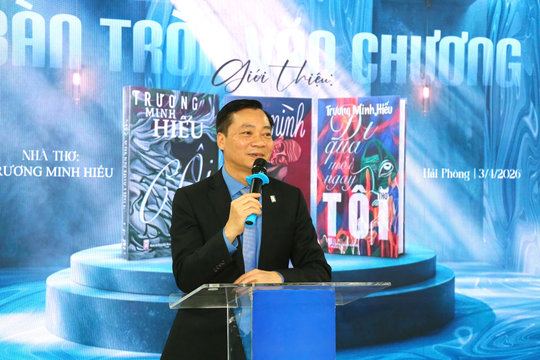 Giọng thơ reo vui trên thành phố cảng
