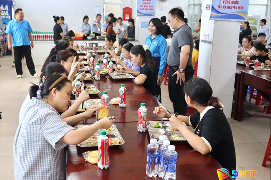 Ấm áp “Bữa cơm Công đoàn” tại Công ty TNHH Thực phẩm Quang Hiếu