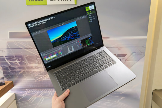 Rò rỉ Microsoft Surface Laptop Ultra: Vũ khí đối đầu MacBook Pro sở hữu cấu hình cực khủng