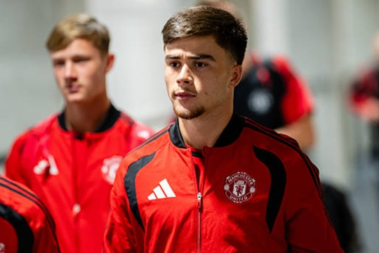 Manchester United rao bán Harry Amass giá 6 triệu bảng sau cú đổi trục chiến thuật