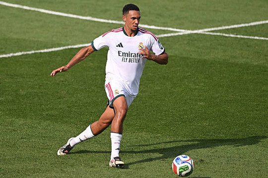 William Gallas cảnh báo Alexander-Arnold phải phòng ngự tốt để đá chính ở Real Madrid