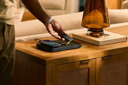 Khay sạc không dây Twelve South Valet Qi2 bọc da Nappa cao cấp ra mắt với hai kích thước
