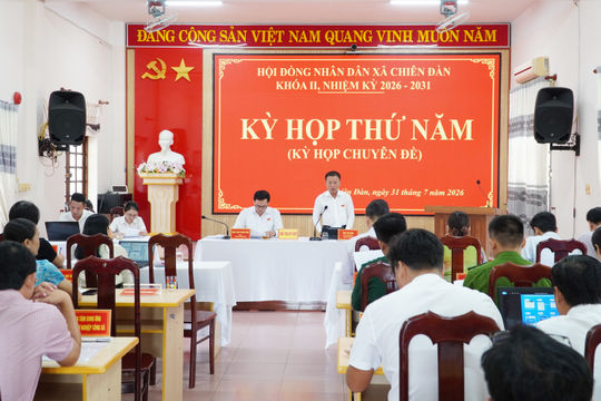 HĐND xã Chiên Đàn giao số lượng người làm việc hưởng lương từ ngân sách cho giáo dục, y tế
