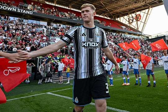 Manchester United nhắm Lewis Hall giữa cơn khủng hoảng thượng tầng Newcastle United