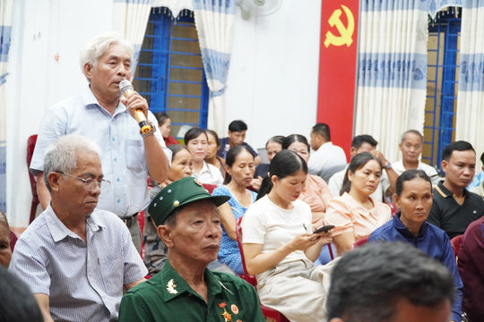 Lãnh đạo xã Hiệp Đức lắng nghe dân nói