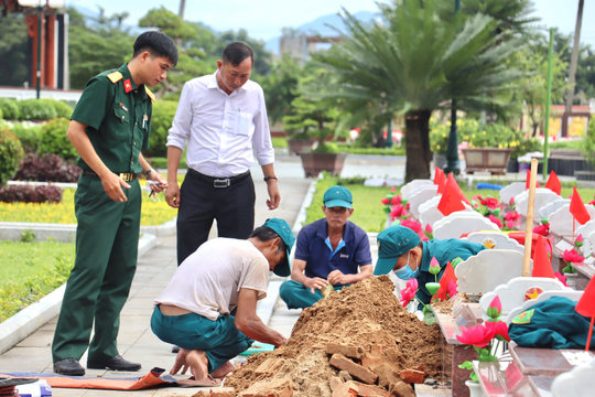 Phường Điện Bàn Bắc tiếp tục lấy mẫu, xác định thông tin hơn 1.700 mộ liệt sĩ