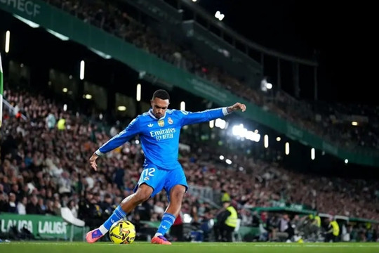 Mourinho biến Alexander-Arnold thành tiền vệ: Giải mã bài toán Dumfries tại Real Madrid