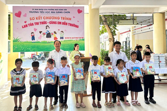 Trao tri thức, nâng bước đến trường