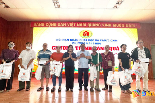Trao 50 suất quà cho nạn nhân chất độc da cam phường Hải Châu
