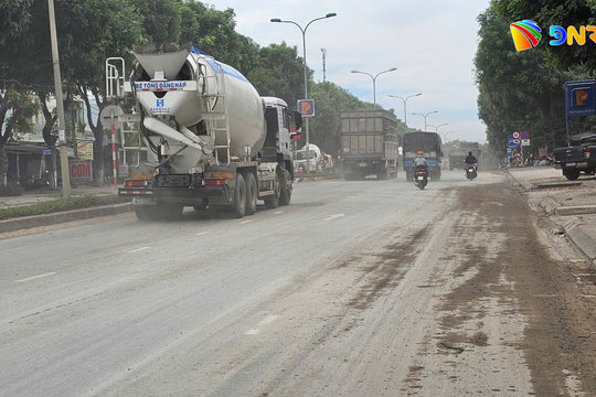 Đường Trường Sơn mù mịt bụi đất
