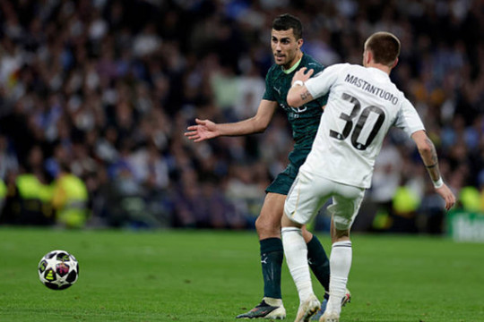 Real Madrid rút khỏi thương vụ Rodri khi ngôi sao Man City chọn gia nhập Barcelona