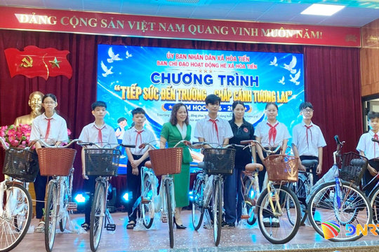 Xã Hòa Tiến vận động gần 280 triệu đồng tiếp sức học sinh khó khăn đến trường