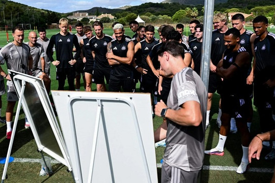 Newcastle đối mặt sóng gió Ngoại hạng Anh khi bán Bruno Guimaraes và đặt cược vào Jaissle