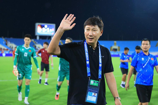 HLV Kim Sang-sik lý giải quyết định rút Hoàng Đức ra nghỉ sớm trong trận thắng Campuchia 3-1