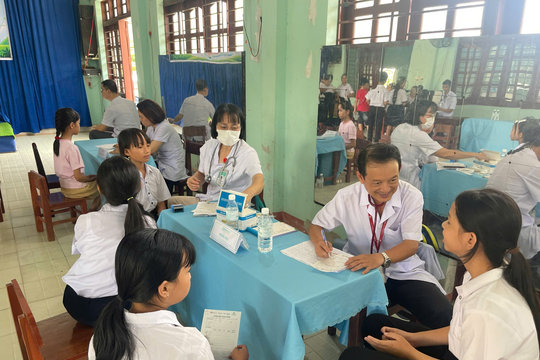 Thu hút, giữ chân bác sĩ cho y tế cơ sở