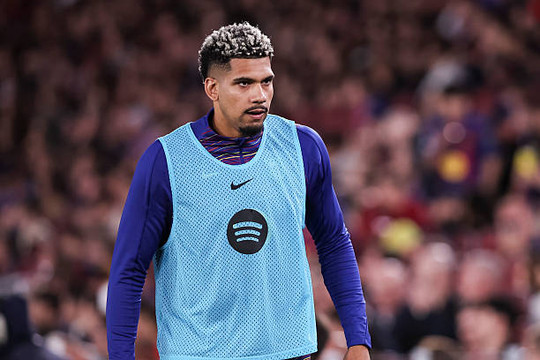Sự trung thực của Hansi Flick đẩy Ronald Araujo rời Barcelona sang Liverpool theo dạng cho mượn