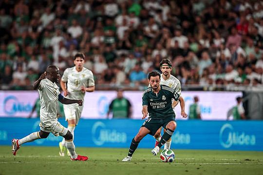 Real Madrid hạ Ferencvaros 2-1: Dấu ấn Bernardo Silva và bài toán tuyến giữa của Mourinho