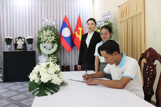 Sinh viên Lào gửi trọn niềm tiếc thương về quê hương