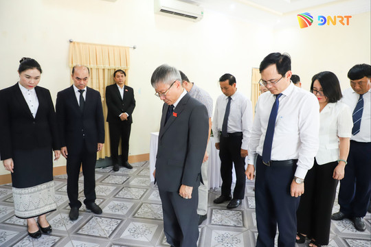 Đoàn lãnh đạo thành phố viếng đồng chí Xaysomphone Phomvihane tại Tổng Lãnh sự quán Lào ở Đà Nẵng