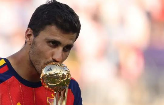 Barcelona vượt mặt Real Madrid chiêu mộ Rodri: Bước ngoặt xoay chuyển quyền lực Siêu kinh điển