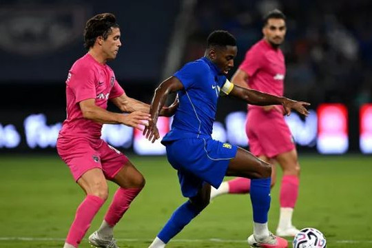 Dario Essugo bất ngờ được HLV Xabi Alonso trao băng thủ quân Chelsea trong trận hòa Johor 3-3