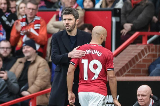 Cú huých chiến thuật giúp Michael Carrick giải phóng Amad Diallo và kích hoạt Mbeumo ở MU