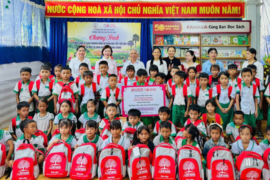 FAHASA trao tặng tủ sách cho trường học và quà cho thiếu nhi