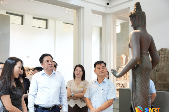 Phó Bí thư Thường trực Thành ủy Nguyễn Khắc Toàn kiểm tra các công trình văn hóa, lịch sử