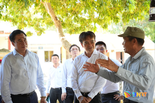 Phó Bí thư Thường trực Thành ủy Nguyễn Khắc Toàn thăm Địa đạo Kỳ Anh và dâng hương tại Khu lưu niệm Chủ tịch Hội đồng Nhà nước Võ Chí Công