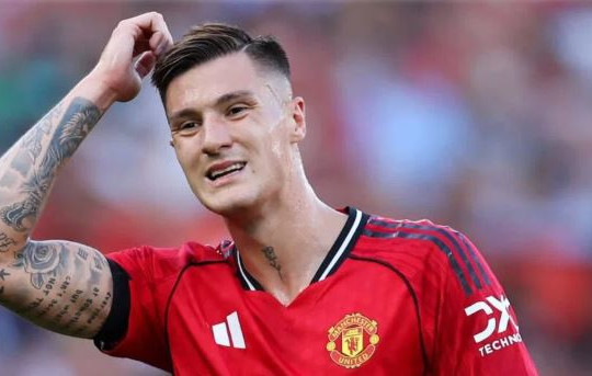 Chấn thương tái phát khiến Benjamin Sesko lỡ trận giao hữu giữa Manchester United và Leeds