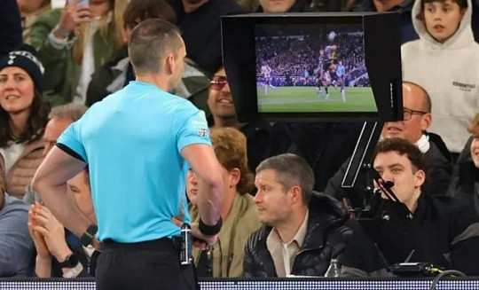 UEFA muốn giảm bớt sự can thiệp của VAR, trả lại vị trí trung tâm cho trọng tài tại châu Âu