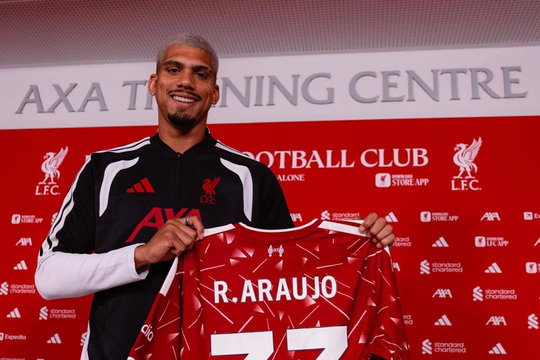 Liverpool chính thức mượn trung vệ Ronald Araujo nhằm giải cứu hàng thủ của Iraola