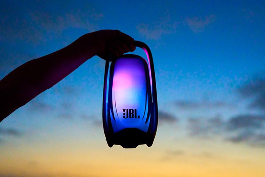 JBL Pulse 6 ra mắt với công suất 40W, Bluetooth 6.0 và thiết kế tay cầm phát sáng độc đáo