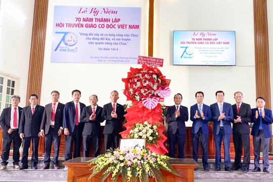 Phó Bí thư Thành ủy, Chủ tịch Ủy ban MTTQ Việt Nam thành phố Nguyễn Đình Vĩnh dự lễ kỷ niệm 70 năm thành lập Hội Truyền giáo Cơ đốc Việt Nam