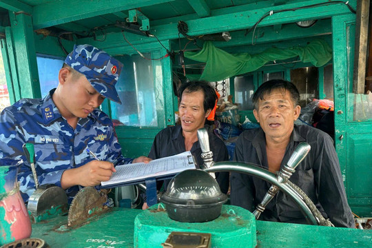 Vùng Cảnh sát biển 2 xử phạt chủ tàu cá gần 400 triệu đồng