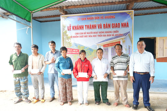 Xã Avương bàn giao 3 nhà ở cho con đẻ người hoạt động kháng chiến bị nhiễm chất độc hóa học