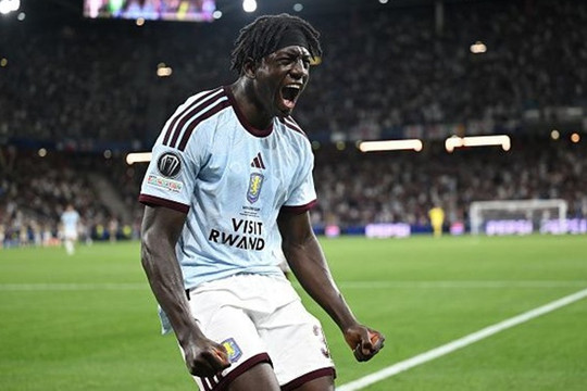 Brian Madjo phá kỷ lục 30 năm của Kluivert tại Siêu cúp châu Âu trong màu áo Aston Villa