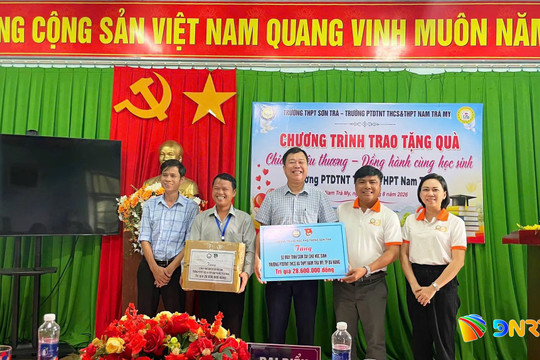 Trường THPT Sơn Trà trao tặng 52 máy tính cầm tay đến học sinh Nam Trà My