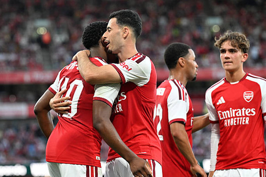David Raya tỏa sáng trên chấm luân lưu, Arsenal hạ Como sau cuộc đọ sức kịch tính tại Emirates