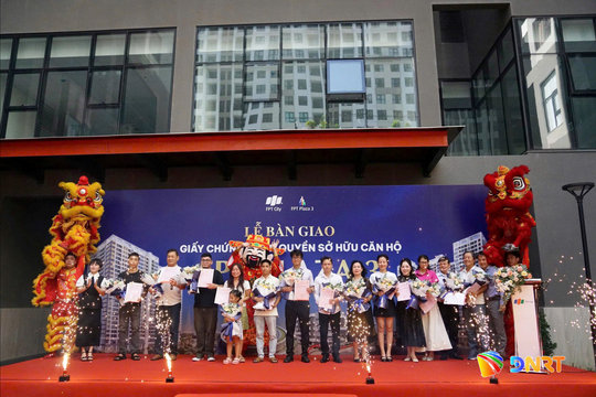 FPT Plaza 3 bàn giao giấy chứng nhận quyền sở hữu căn hộ cho cư dân